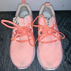 Women’s tennis shoes